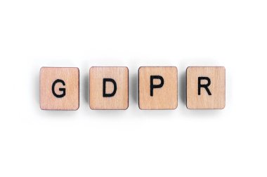 Gdpr - genel veri koruma yönetmeliği, kısaltma ahşap mektup taşlarla düz beyaz arka plan üzerinde spelt.. 