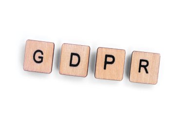 Gdpr - genel veri koruma yönetmeliği, kısaltma ahşap mektup taşlarla düz beyaz arka plan üzerinde spelt.. 