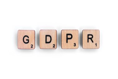 Londra, İngiltere - 8th Temmuz 2018: Kısaltma Gdpr - genel veri koruma yönetmeliği, ahşap mektup taşlarla düz beyaz arka plan üzerinde spelt. 