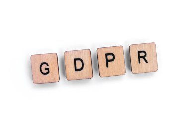 Gdpr - genel veri koruma yönetmeliği, kısaltma ahşap mektup taşlarla düz beyaz arka plan üzerinde spelt.. 