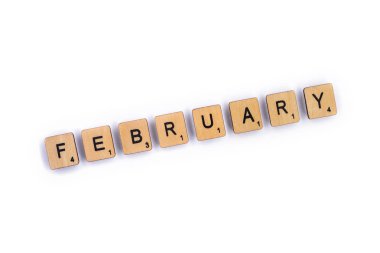 Londra, İngiltere - 8th Temmuz 2018: Şubat, ahşap mektup taşlarla düz beyaz arka plan üzerinde spelt. 