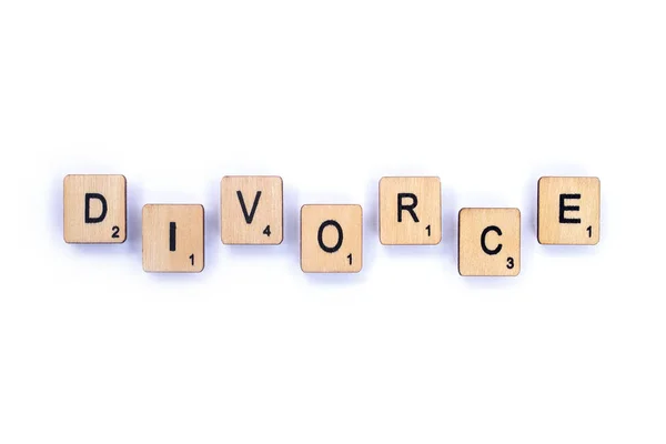 2018年7月8日 离婚一词 拼写与木质字母瓷砖在一个普通的白色背景 — 图库照片