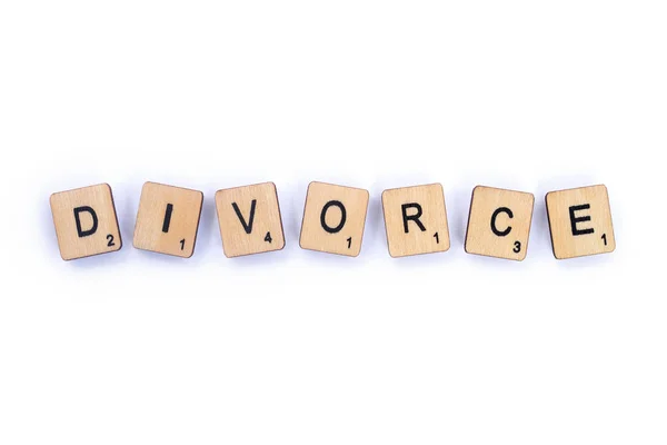 2018年7月8日 离婚一词 拼写与木质字母瓷砖在一个普通的白色背景 — 图库照片