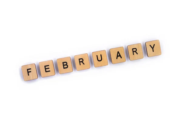 Februar Dinkel Mit Hölzernen Buchstabenkacheln Vor Schlichtem Weißem Hintergrund — Stockfoto