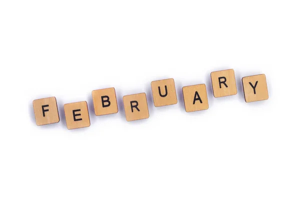 Februar Dinkel Mit Hölzernen Buchstabenkacheln Vor Schlichtem Weißem Hintergrund — Stockfoto
