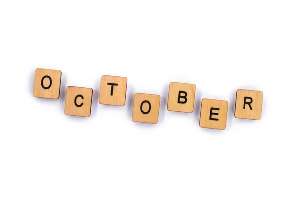 Oktober Dinkel Mit Hölzernen Buchstabenkacheln Vor Schlichtem Weißem Hintergrund — Stockfoto