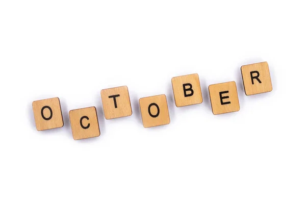 Oktober Dinkel Mit Hölzernen Buchstabenkacheln Vor Schlichtem Weißem Hintergrund — Stockfoto