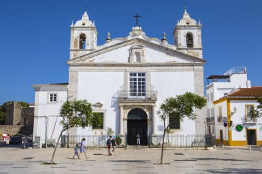 Lagos, Portekiz - 12 Temmuz 2018: Dış Igreja de Santa Maria veya kilise Santa Maria, tarihi eski şehir, Lagos Portekiz, üzerinde 13 Temmuz 2018.