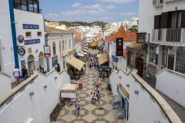 Albufeira, Portekiz - 13th Temmuz 2018: bir görünümü üzerinde 13 Temmuz 2018 trafiğe kapalı Rua 5 de Outubro Albufeira Portekiz, eski şehir alanında aşağı seyir.