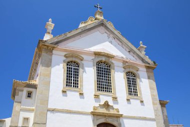 Bir görünümü ve cephe Igreja Matriz Albufeira, Portekiz.