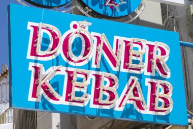 Albufeira, Portekiz - 13th Temmuz 2018: Hünkar paket servisi olan restoran salonu Avrupa'da 13 Temmuz 2018 üzerinde bir işaret.