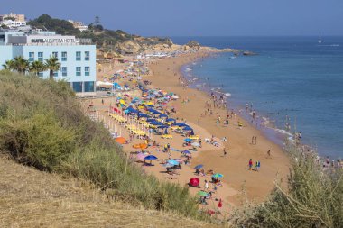 Albufeira, Portekiz - 13th Temmuz 2018: Bir görünümü güzel Alemaes Beach Albufeira, Portekiz, 13 Temmuz 2018.