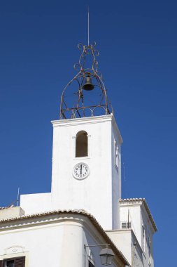 Albufeira, Portekiz - 13th Temmuz 2018: Torre Relogio Saat Kulesi tarihi Eski Şehir alanında Albufeira Portekiz, 13 Temmuz 2018.