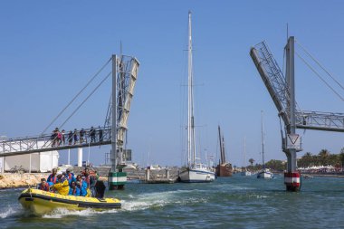 Lagos, Portekiz - 16th Temmuz 2018: Portekiz, Marina de Lagos, yükseltilmiş pozisyonda yaya asma köprü görünümü üzerinde 16 Temmuz 2018.