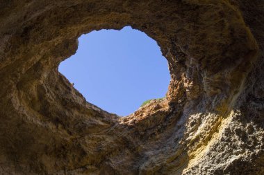 Bir görünüm çarpıcı Benagil Portekiz Algarve bölgesinde bulunan mağaralar içinde.