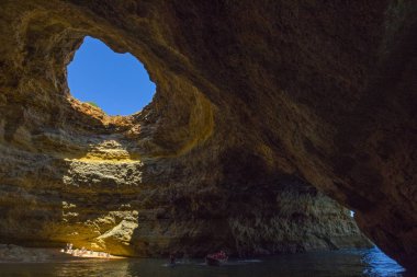 Bir görünüm çarpıcı Benagil Portekiz Algarve bölgesinde bulunan mağaralar içinde.