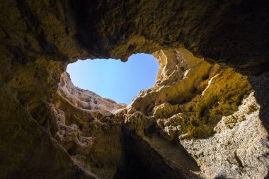 Portekiz Algarve kıyısında çarpıcı Benagil mağara içinde bir görünüm.