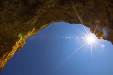 Portekiz Algarve kıyısında yer alan çarpıcı Benagil mağara engebeli uçurumun kenarına atmayı güneş.