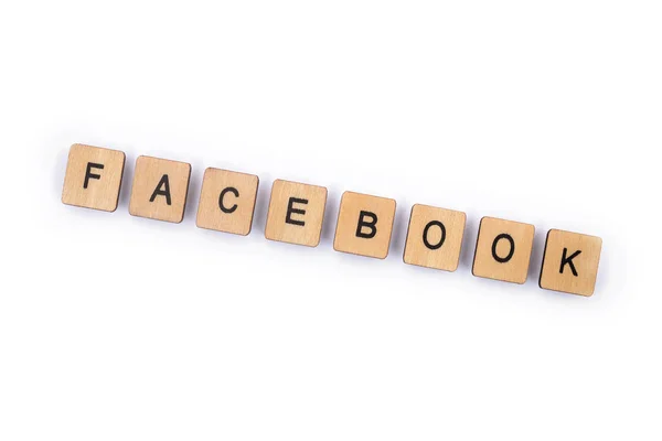 London Juli 2018 Facebook Buchstabiert Mit Hölzernen Buchstabenkacheln Vor Schlichtem — Stockfoto