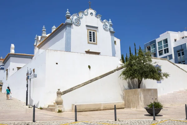 Albufeira, Portekiz - 13th Temmuz 2018: Tarihi Igreja de Sant görünümünü Ana Albufeira, Portekiz, üzerinde 13 Temmuz 2018.