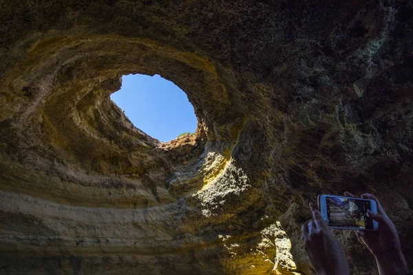葡萄牙阿尔格雷夫 2018年7月16日 2018年7月16日 一名游客在位于葡萄牙阿尔加维地区的令人惊叹的贝纳吉尔洞穴内拍照 — 图库照片