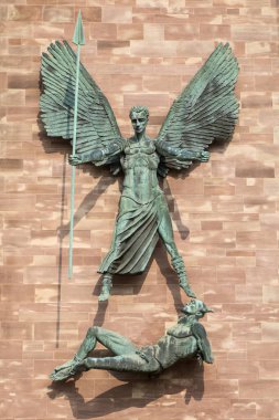 Coventry, İngiltere - 26 Temmuz 2018: Dış tarafında Coventry Katedrali St Michaels zafer şeytan, Coventry, İngiltere'de tasvir eden bir heykel. 