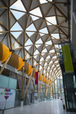 Coventry, İngiltere - 26 Temmuz 2018: Herbert Sanat Galerisi ve Müzesi yılında Coventry, Birleşik Krallık, 26 Temmuz 2018 üzerinde şehrin iç fuaye.