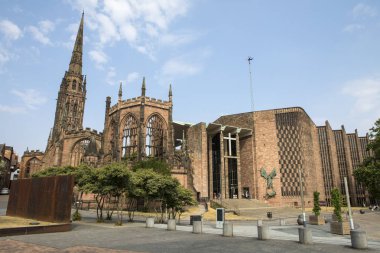 Coventry, İngiltere - 26 Temmuz 2018: İkinci Dünya Savaşı sırasında yanında bombalandı St Michaels tarihi harabe bir görünümünü Coventry, İngiltere'de yeni ve modern St Michaels Cathedral. 