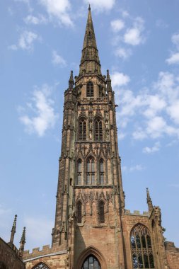 Eski Coventry Katedrali kulesinde ararken, olarak da bilinen bir bombardıman saldırısı sırasında ikinci Dünya Savaşı'nda Luftwaffe tarafından tahrip edildi ve şu an bir harabe St Michaels, halka açık.