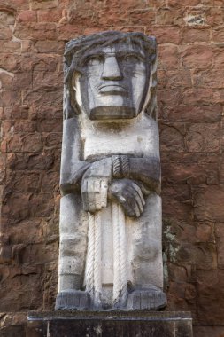 Coventry, İngiltere - 26 Temmuz 2018: İkinci Dünya Savaşı sırasında bir Luftwaffe bombardıman saldırısı tarafından tahrip edildi İngiltere'de eski Coventry Katedrali kalıntıları içinde Ecce Homo heykelinin bir görünüm.