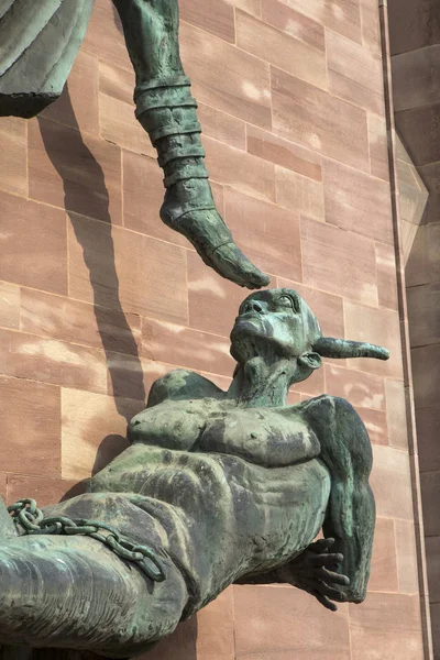 Ковентри Великобритания Июля 2018 Года Крупный План Скульптуры Девиля Фасаде — стоковое фото