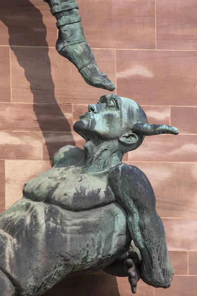 Ковентри Великобритания Июля 2018 Года Крупный План Скульптуры Фасаде Ковентри — стоковое фото