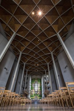 Coventry, İngiltere - 26 Temmuz 2018: Daha çok üzerinde 26 Temmuz 2018 yılında Coventry, İngiltere'de, şehrin Coventry Katedrali olarak bilinen daha yeni St Michaels katedral içinde bir görünüm. 