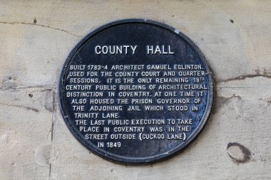 Coventry Bayley Lane'de County Hall tarihinin ayrıntılı İngiltere'de tarihi şehir merkezinde bir plaket. 