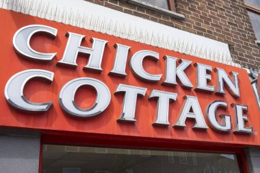 Coventry, İngiltere - 26 Temmuz 2018: Tavuk Cottage şirket logosu bir giriş üzerinde 26 Temmuz 2018 Coventry şehir merkezinde, onun fast food eateries için yukarıda.