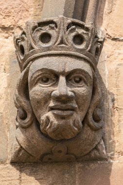 Dış tarafında tarihi St. John Baptist Kilisesi Coventry city İngiltere'de küçük bir heykel. 