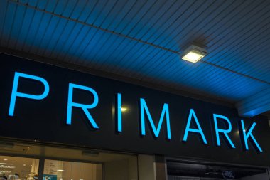 Coventry, İngiltere - 26 Temmuz 2018: PRIMARK logo Coventry şehir merkezinde, 26 Temmuz 2018 Mağazanın girişinde yukarıda.