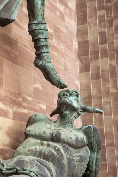 Coventry July 26Th 2018 Close Sculpture Exterior Coventry Cathedral Depicting — Stock Photo, Image