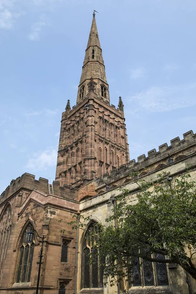 在英国考文垂市具有历史意义的圣三一教堂的景色 — 图库照片