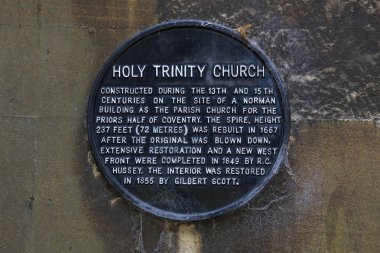 Coventry, İngiltere - 26 Temmuz 2018: Bina tarihinin ayrıntılı tarihi Holy Trinity Kilisesi Coventry city, Birleşik Krallık, adlı bir plak.