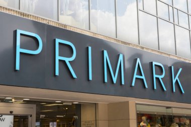 Coventry, İngiltere - 26 Temmuz 2018: PRIMARK logo Coventry şehir merkezinde, 26 Temmuz 2018 Mağazanın girişinde yukarıda.