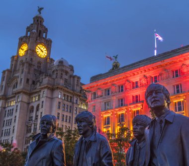 Liverpool, İngiltere - 29th Temmuz 2018: Beatles - Paul, George, Ringo ve Liverpool, İngiltere'de, Pier kafayla Royal Liver Building 29 Temmuz 2018 üzerinde arka planda John heykelleri.