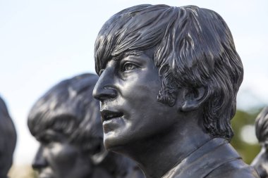 Liverpool, İngiltere - 30th Temmuz 2018: Pier kafa, Liverpool, İngiltere'de tarihi kentinde yer alan bir heykeli John Lennon - Beatles biri-. 