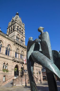 Chester, İngiltere - 31 Temmuz 2018: Bir görünümü, muhteşem Chester Belediye Binası kutlama of Chester heykel ön planda, Cheshire, İngiltere'de Chester city ile. 