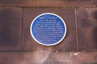 Chester, İngiltere - 31 Temmuz 2018: Abbey bina tarihinin ayrıntılı ağ geçidi Chester şehir üzerinde bir plaket. 