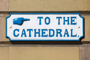 İngiltere'de Chester Katedrali, tarihi Chester city yönünü gösteren bir işaret. 