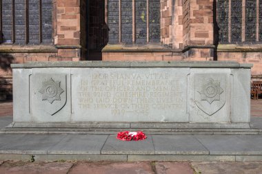 Chester, İngiltere - 31 Temmuz 2018: 22 kişiye adanmış bir savaş anıtı Cheshire alayı İkinci Dünya Savaşı sırasında hayatlarını veren yer alan Chester Katedrali Chester, İngiltere'de gerekçesiyle içinde. 