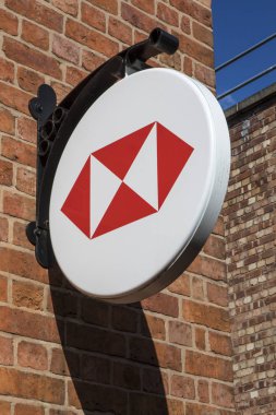 Chester, İngiltere - 31 Temmuz 2018: Chester, İngiltere 31 Temmuz 2018'de bir Hsbc bank şube işareti.