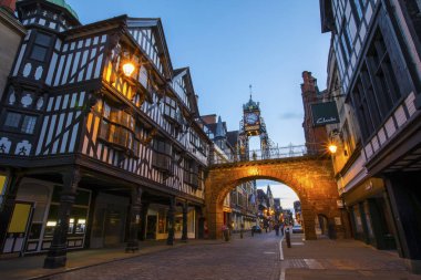 Chester, İngiltere - 31 Temmuz 2018: Cheshire, İngiltere'de Chester şehir tarihi Eastgate Saat alacakaranlık saat görünümü.