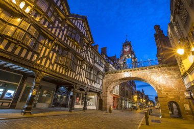 Chester, İngiltere - 31 Temmuz 2018: Alacakaranlık saat görünümü Chester city Cheshire, İngiltere'de ahşap çerçeveli mimari ve tarihi Eastgate saat.